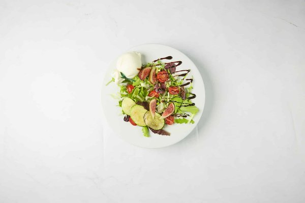 Quali sono gli ingredienti per preparare un'insalata Cesare classica con una vinaigrette cremosa?