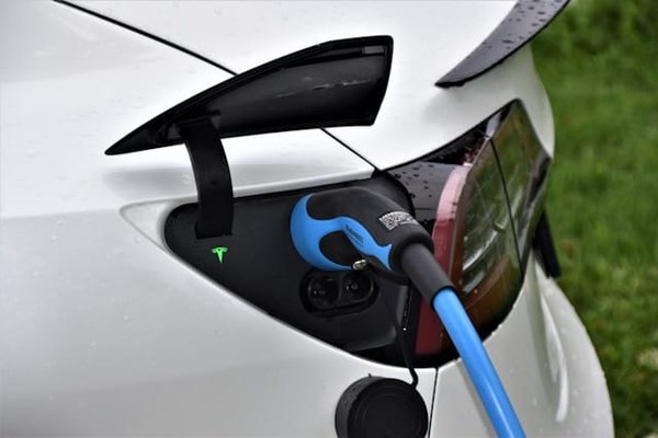 Come si può ottimizzare la durata della batteria in un veicolo elettrico con frequenti brevi viaggi?